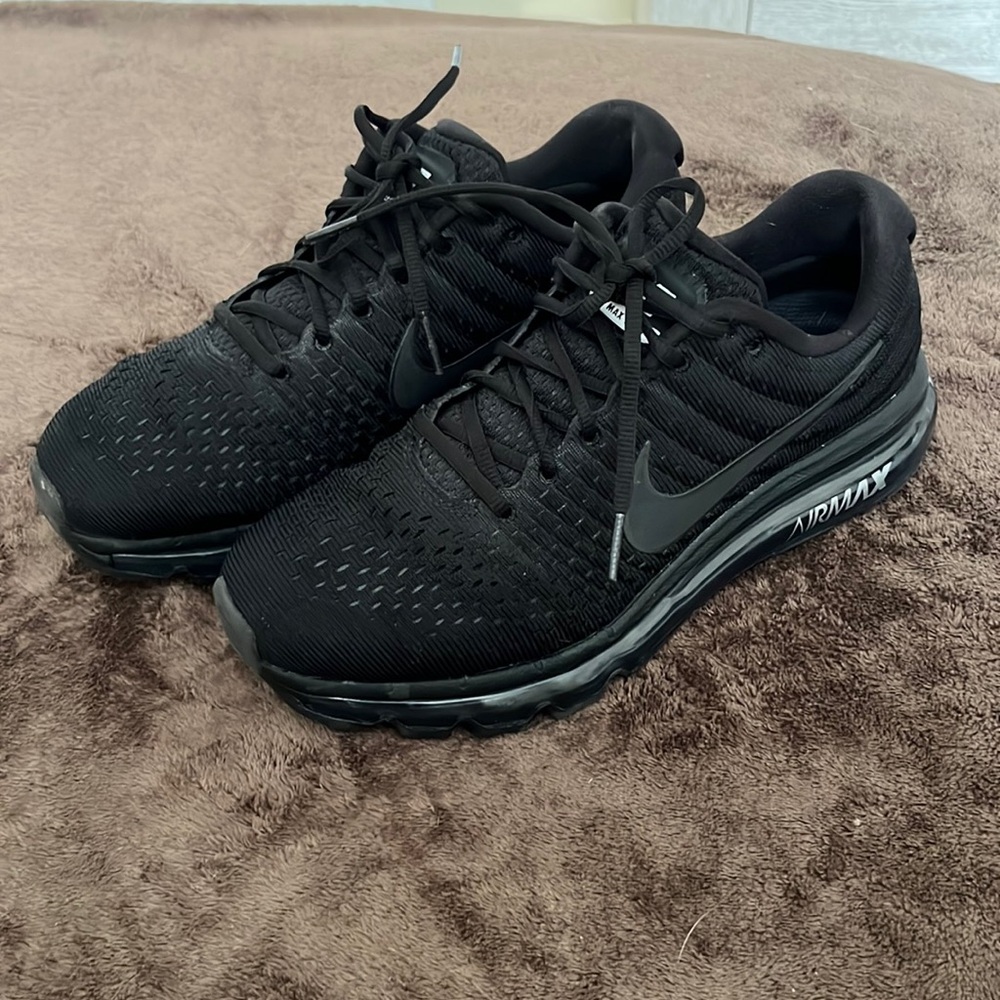 Nike Air Max 2017
Mens size 7.5 / Women’s size 9